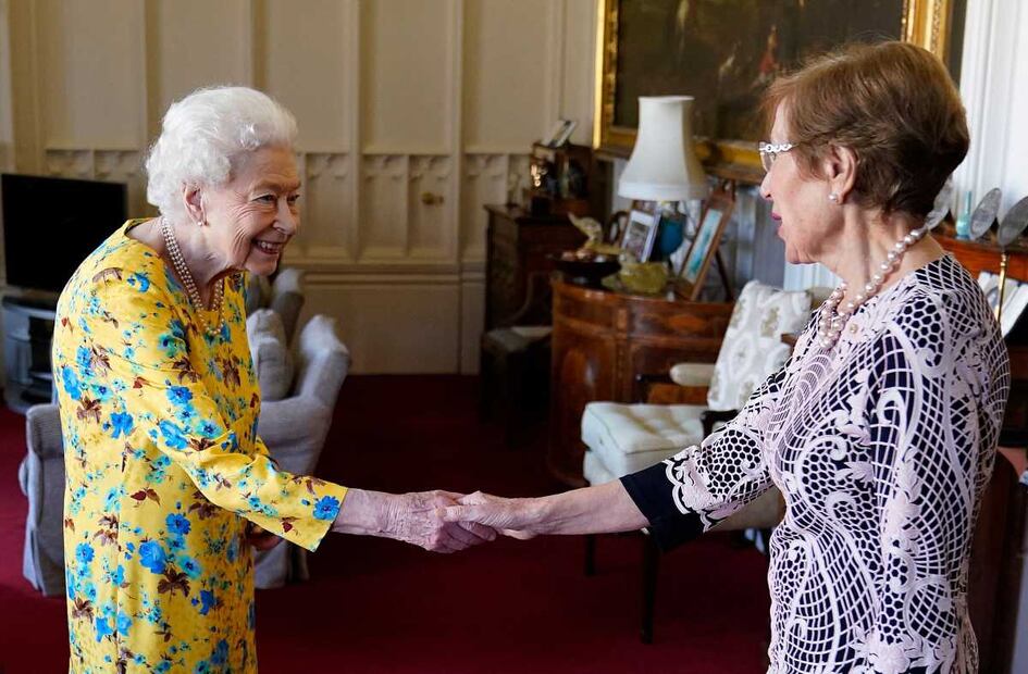 La reina Isabel II estrena look con nuevo corte de pelo