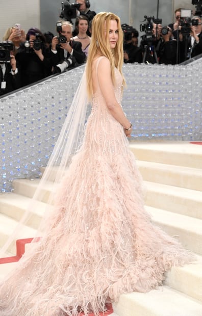 Nicole Kidman honra a Karl Lagerfeld y recicla un vestido nude de ensueño para la Met Gala