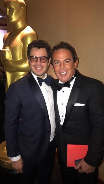 Eugenio López, presidente de Fundación Jumex, y Rodrigo Peñafiel se divierten en el Oscar