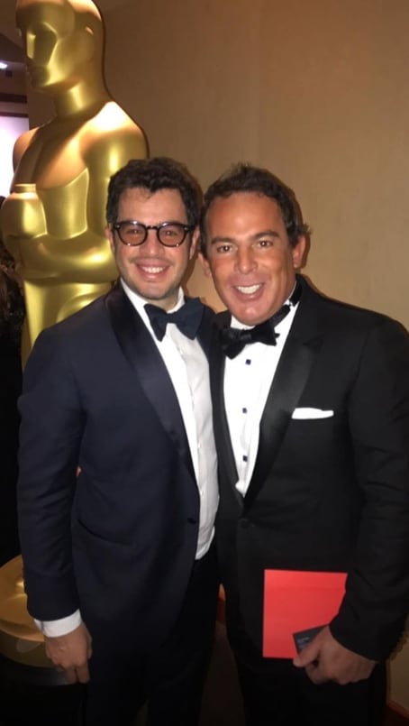 Eugenio López, presidente de Fundación Jumex, y Rodrigo Peñafiel se divierten en el Oscar