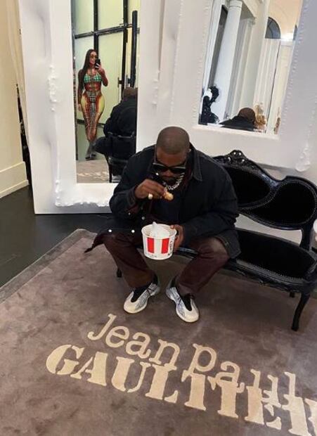 Captan a Kim Kardashian haciendo fila para comprar pollo KFC
