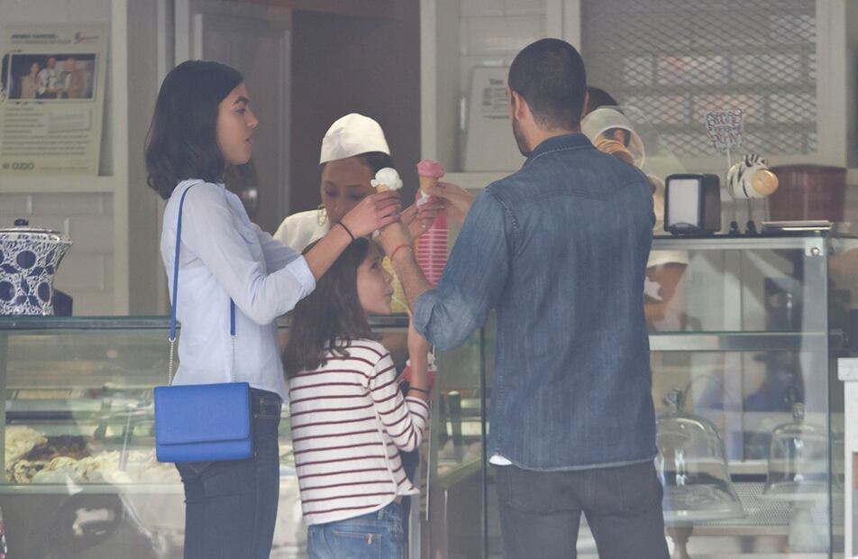 Gonzalo García Vivanco de paseo en Polanco con dos chicas desconocidas
