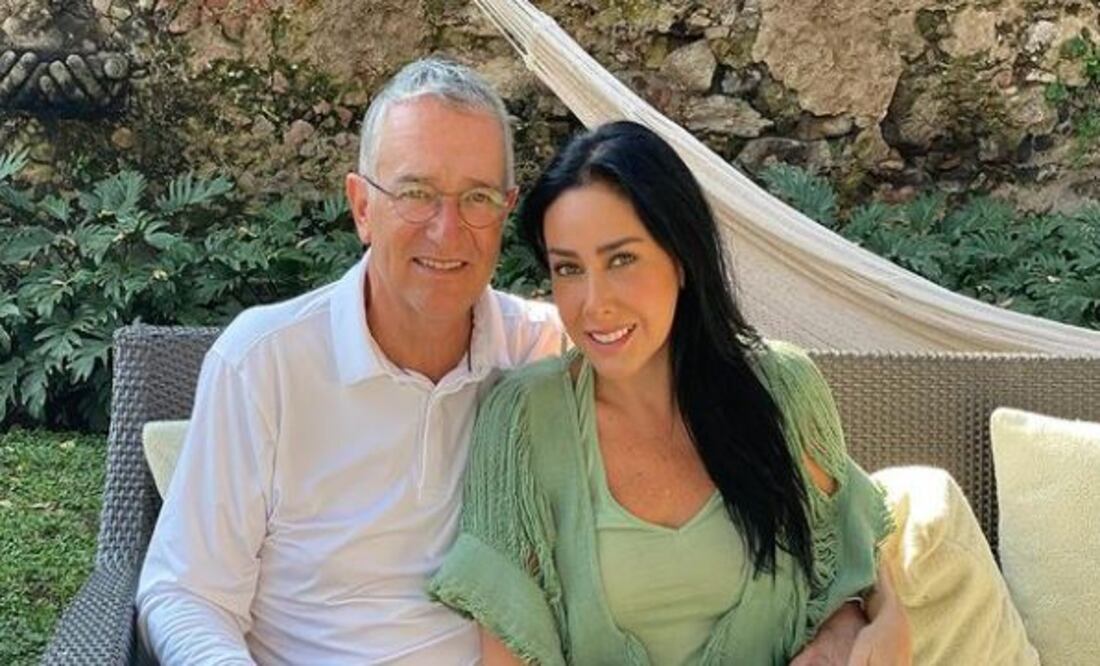 María Laura Medina de Salinas y Ricardo Salinas Pliego intercambian