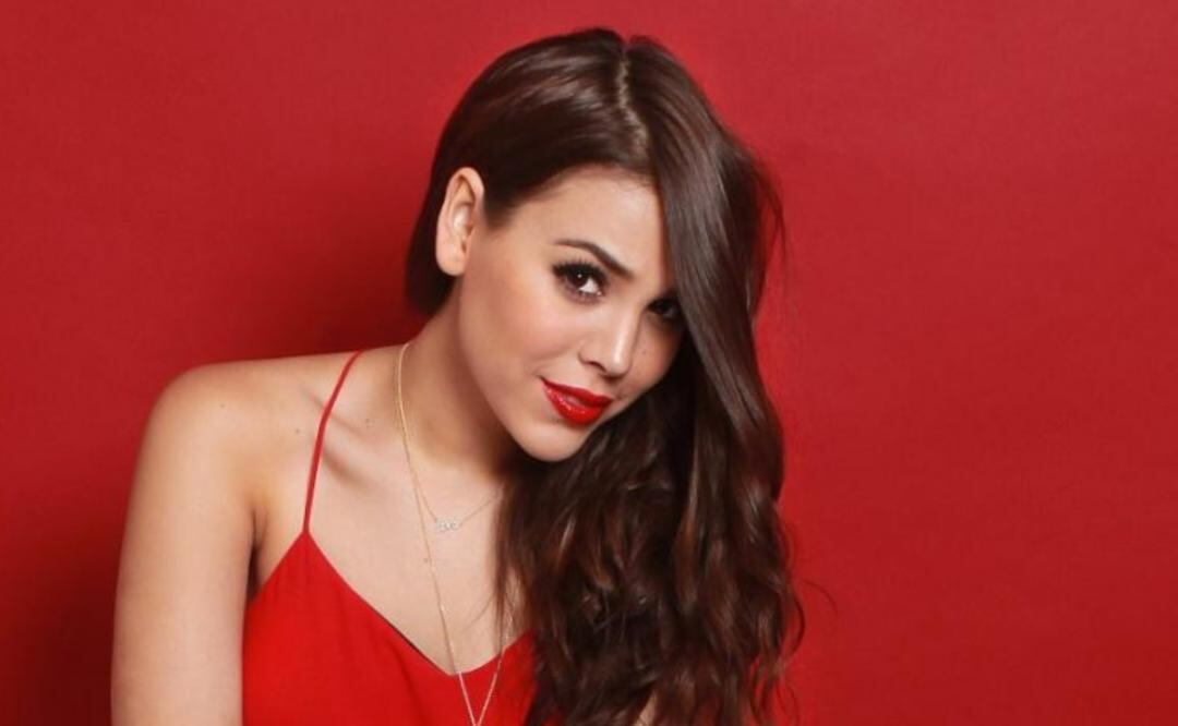Danna Paola, atrevida y sexy, luce mini cárdigan de GCDS, la favorita de Dua Lipa y Kylie Jenner