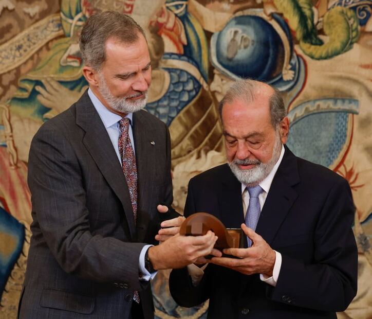 El rey Felipe VI entrega el premio Enrique Iglesias a Carlos Slim Helú en Madrid / EFE