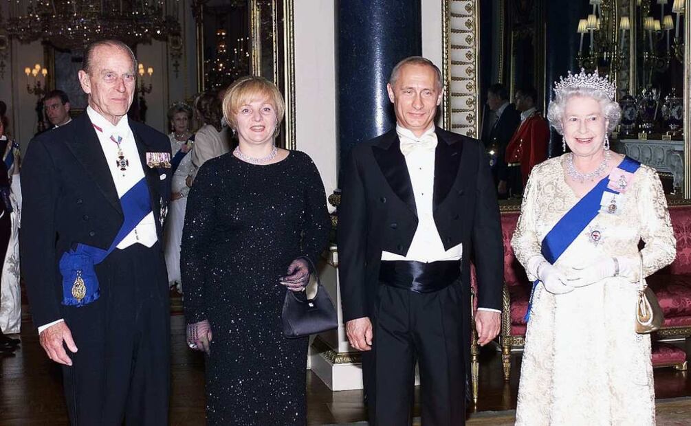 La reina Isabel II se saltó el protocolo tras desplante de Vladímir Putin