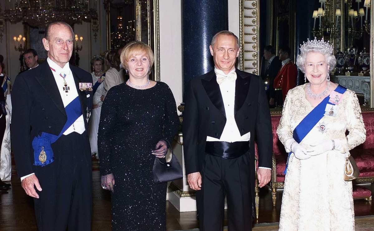 La reina Isabel II se saltó el protocolo tras desplante de Vladímir Putin