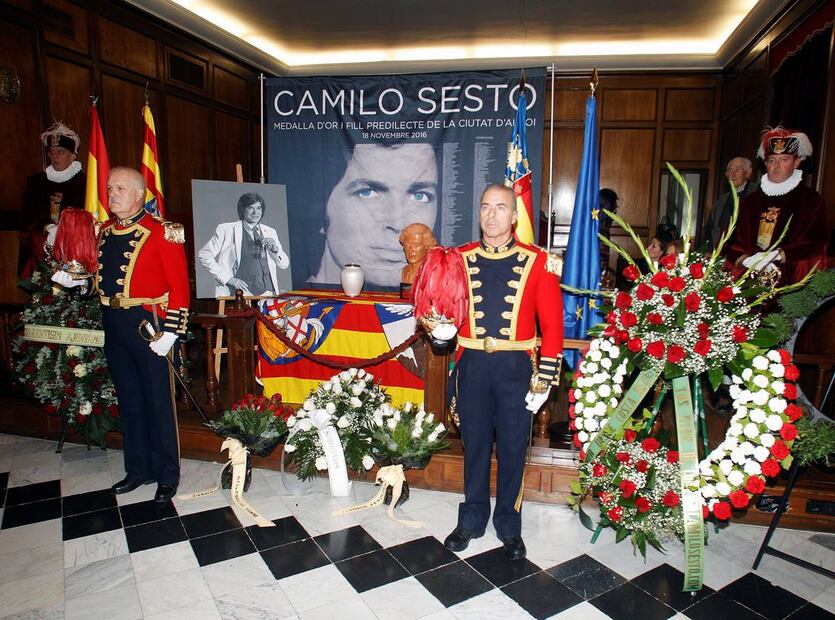 Los restos de Camilo Sesto por fin descansan en paz; así es su homenaje