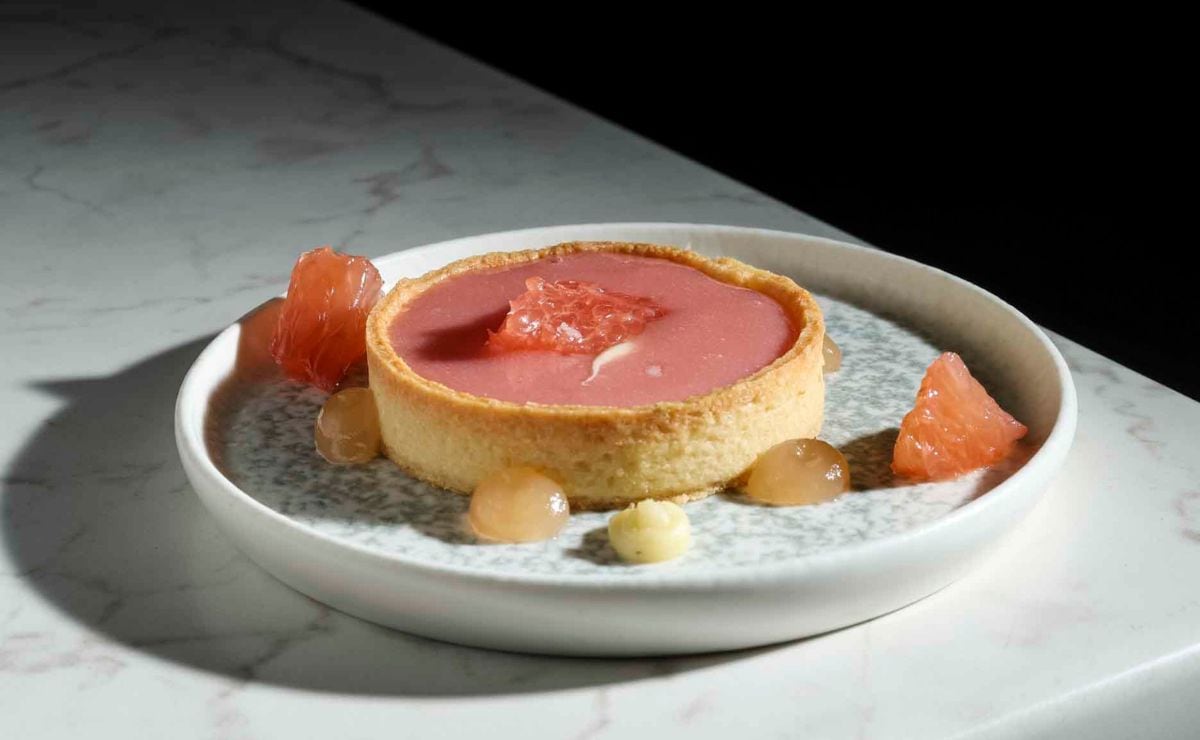 Tarta de jalea de guayaba rosa, gel de toronja y cremoso de queso cambozola del Chef Alberto Lazo / Foto: Esteban Torreblanca
