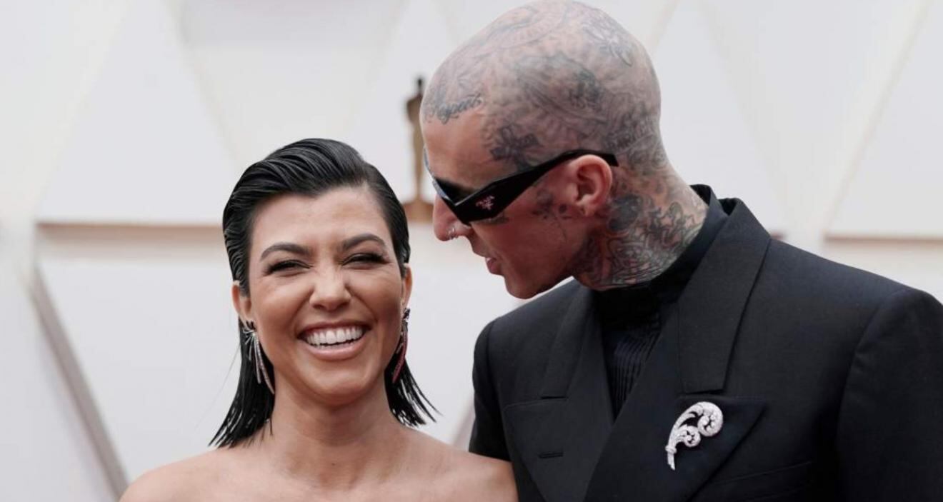 Kourtney Kardashian y Travis Barker encienden a besos los Oscars 2022