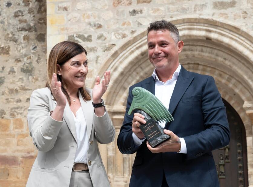 Alejandro Sanz recibe el Premio Beato de Liébana de manos de María José Sáenz de Buruaga, presidenta de Cantabria / EFE