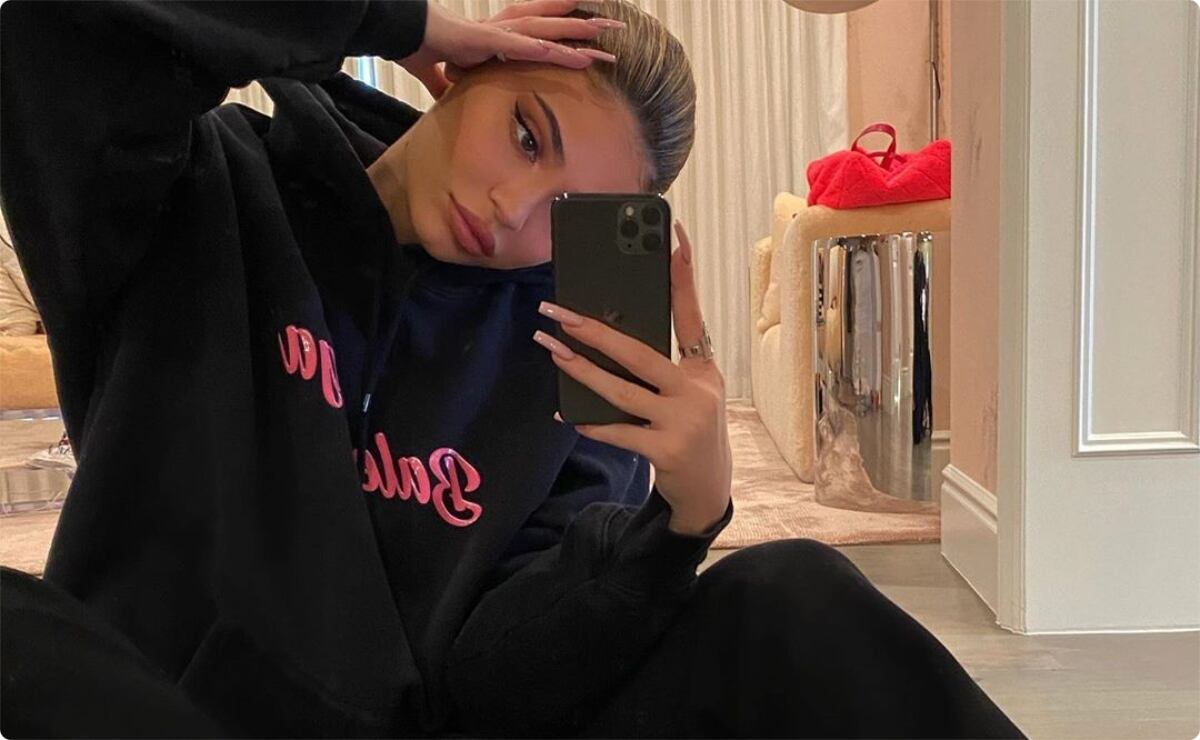 Kylie Jenner y sus tenis de casi 50 mil pesos para pasar la cuarentena 