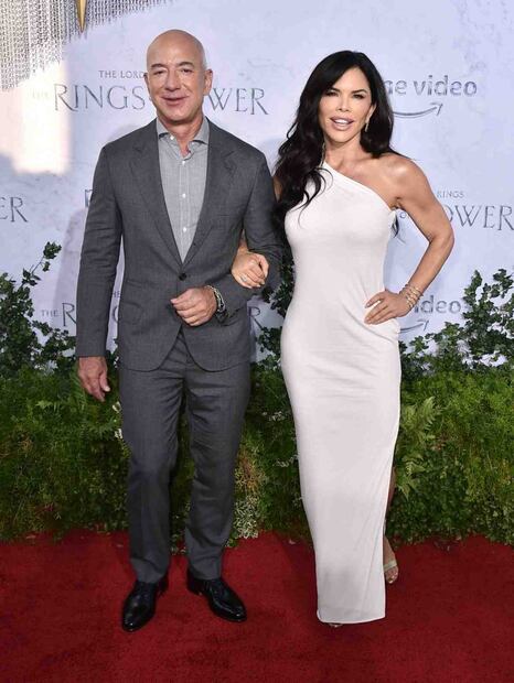 Jeff Bezos aparece muy elegante y fortachón en la premiere de "El Señor de los Anillos: los Anillos de Poder"