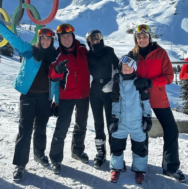 Sandra Echeverría, su papá Eduardo, su hijo Andrés y sus hermanas, María José y Jimena de vacaciones en Whistler, Canadá / Instagram