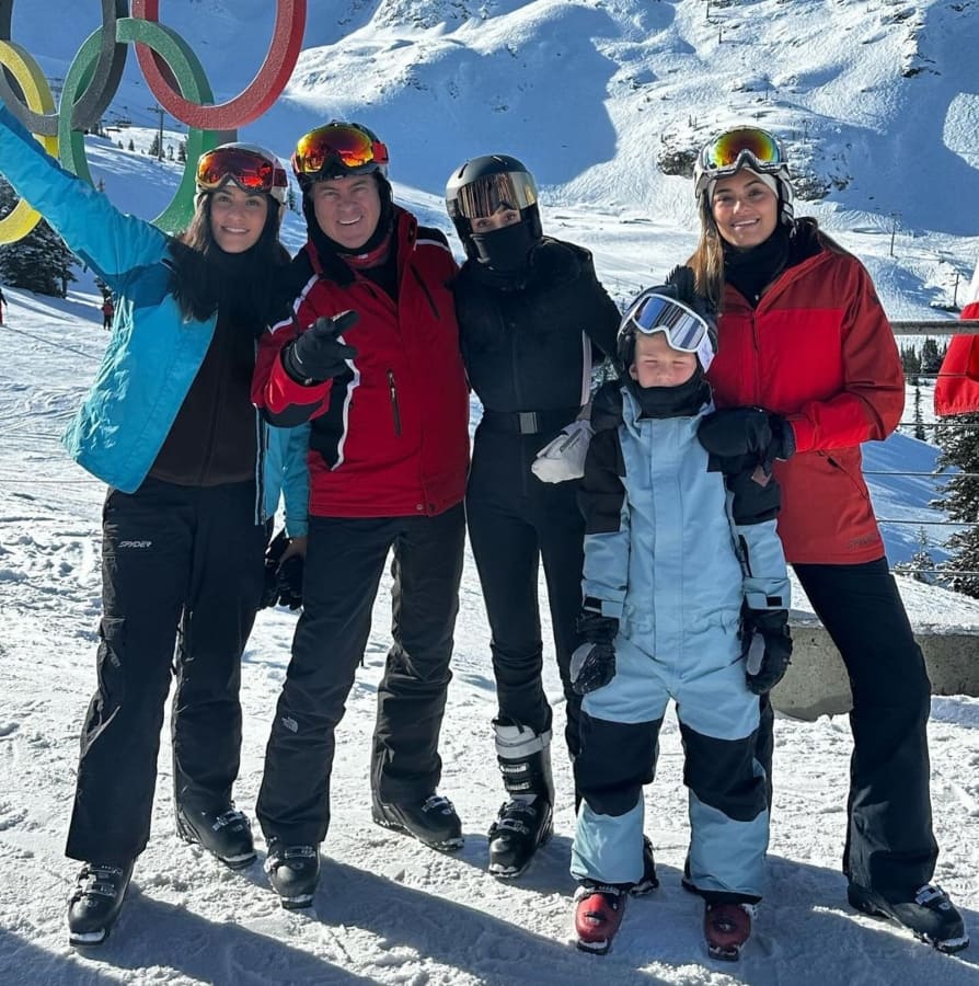 Sandra Echeverría, su papá Eduardo, su hijo Andrés y sus hermanas, María José y Jimena de vacaciones en Whistler, Canadá / Instagram