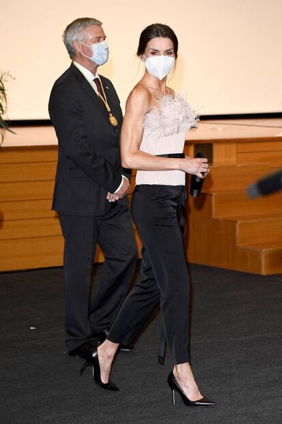 La reina Letizia de España muy elegante y sexy con plumas en gira oficial