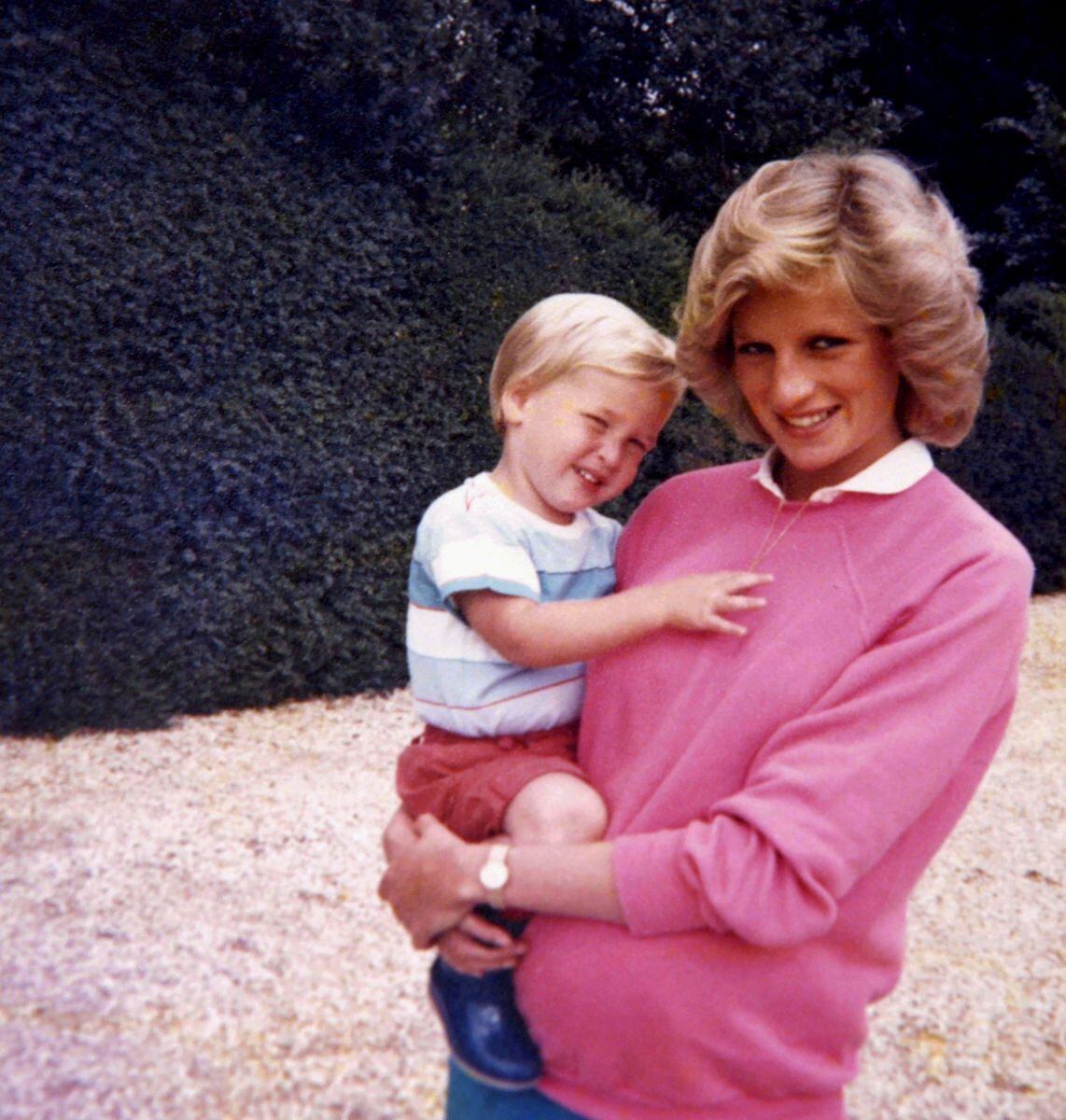 Abren carta que revela el dolor de la reina Isabel en la muerte de la princesa Diana