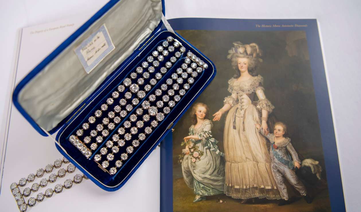 112 diamantes de la reina María Antonieta se venden por millones de dólares