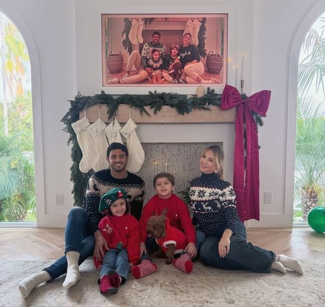 Carlos Vela y Saioa Cañibano con sus hijos Romeo e India / Foto: Instagram