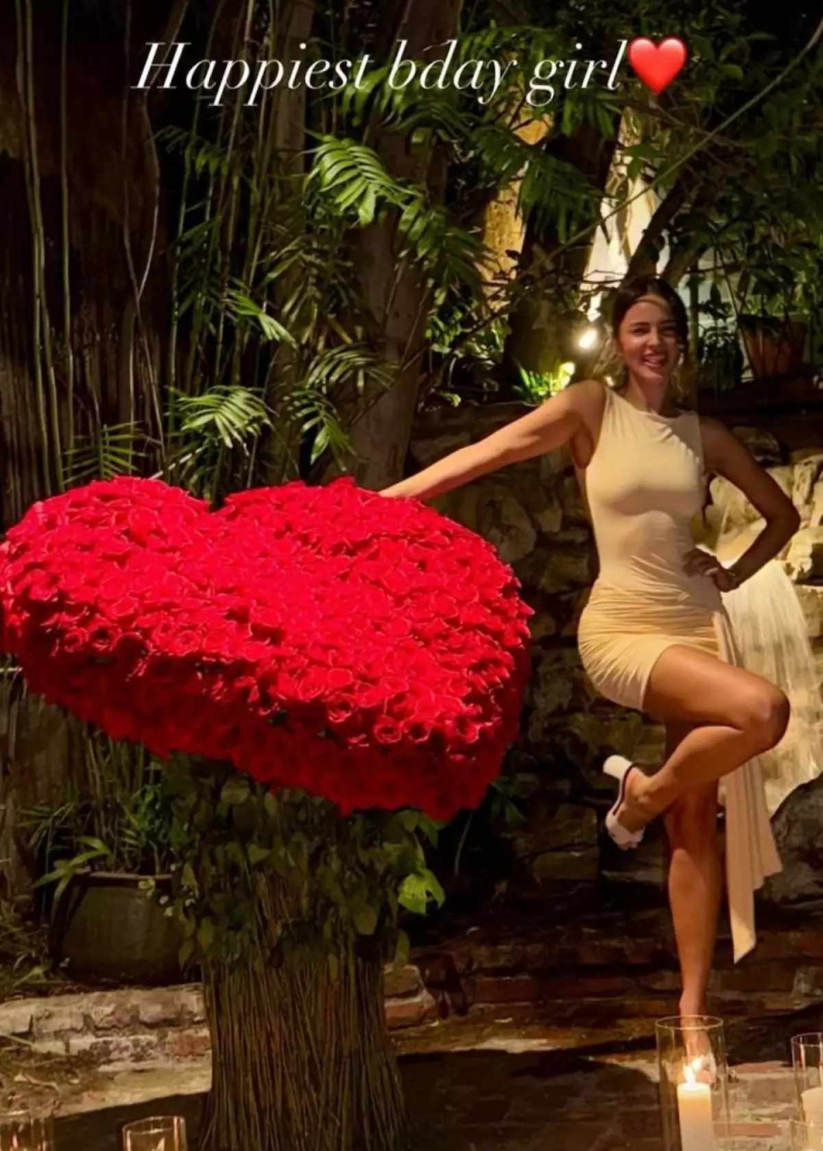 Eiza González posó con su gran ramo de rosas / Foto: Instagram