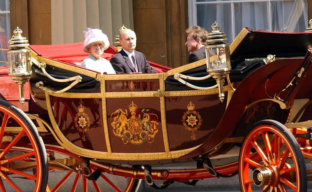 La reina Isabel II se saltó el protocolo tras desplante de Vladímir Putin