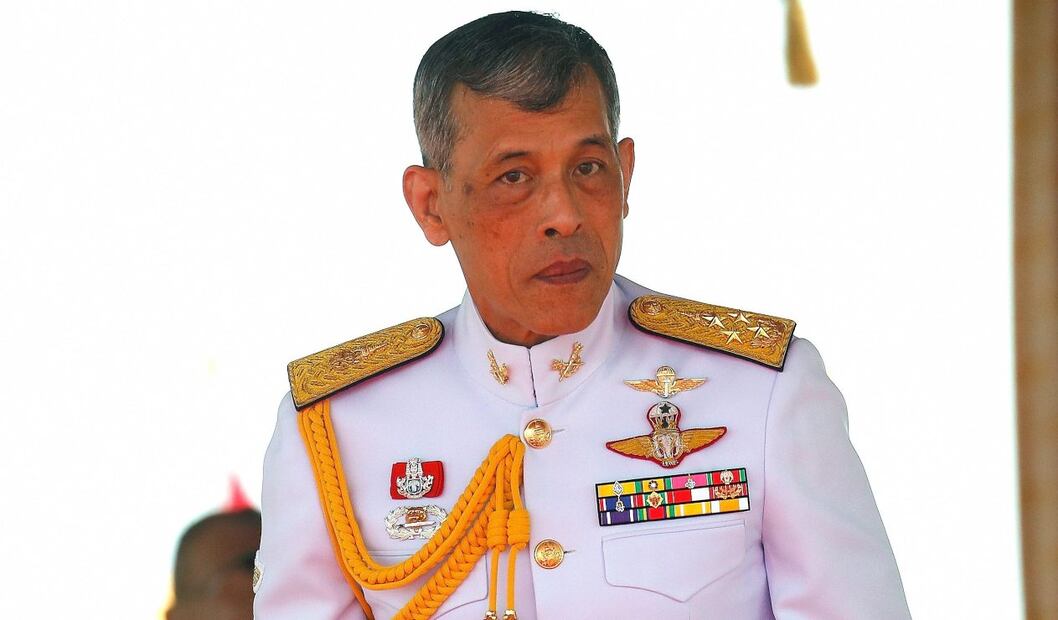 El rey de Tailandia castiga a sus guardaespaldas con cárcel luego de que una mujer le confesara su amor