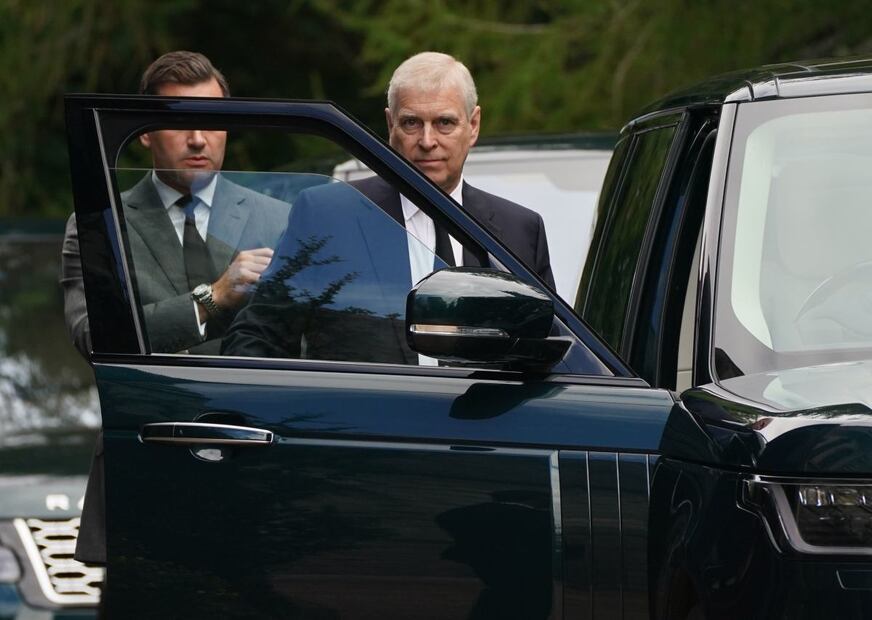 Revelan el plan para que los príncipes Harry y Andrés jamás sustituyan al Rey