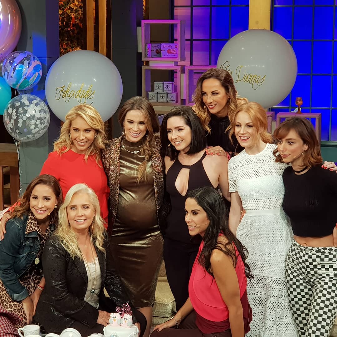Jacky Bracamontes festeja su primer baby shower...¡en un set de grabación!