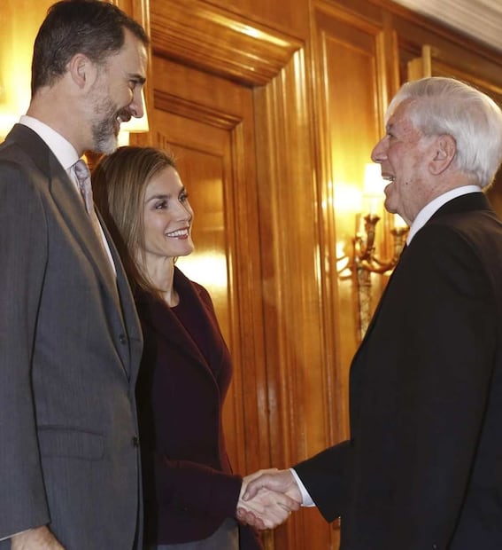 El rey Felipe VI y la reina Letizia de España junto a Mario Vargas Llosa / Foto: Instagram - @casareal.es