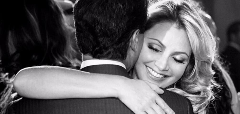 Dan a conocer foto de Angélica Rivera acompañada de un amigo, con quien al parecer disfrutó del Super Bowl