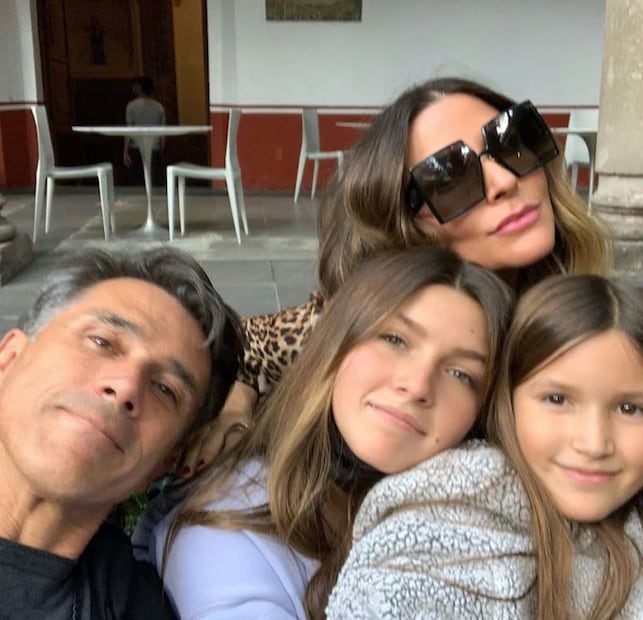 Sergio Mayer e Issabela Camil con sus dos hijas / Foto: Instagram