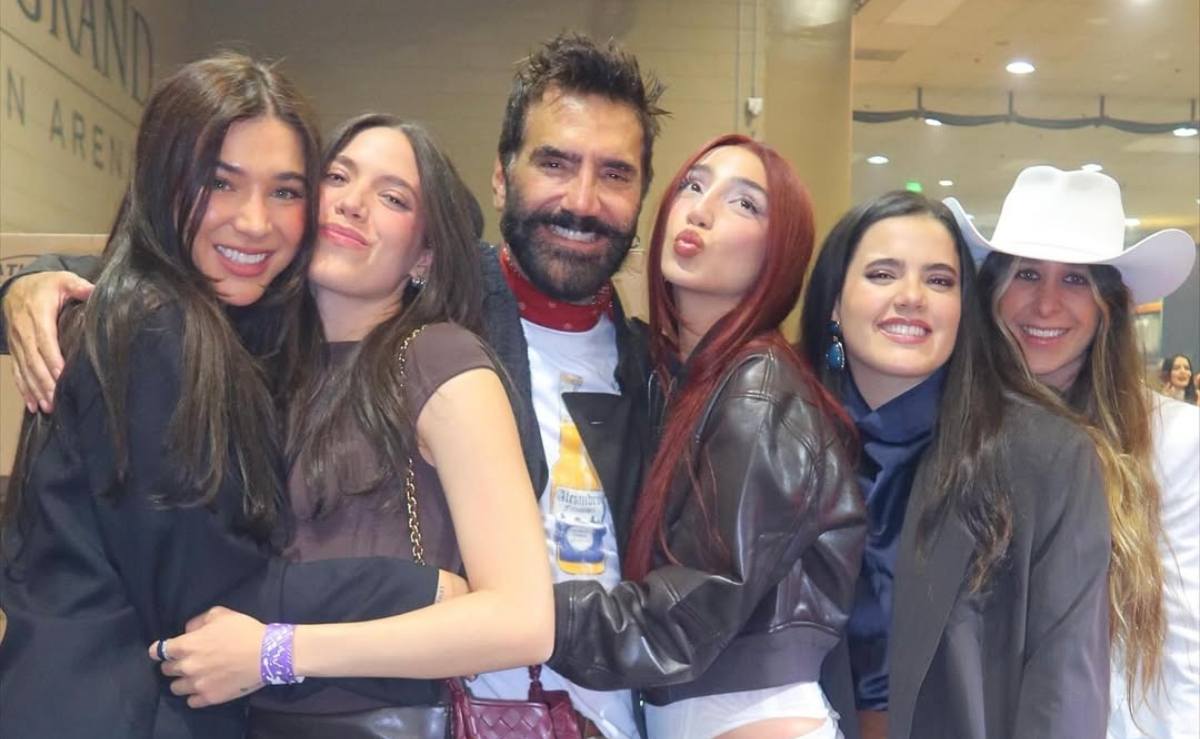 ALejandro Fernández y Karla Laveaga junto a la familia de Fernández / Foto: Especial