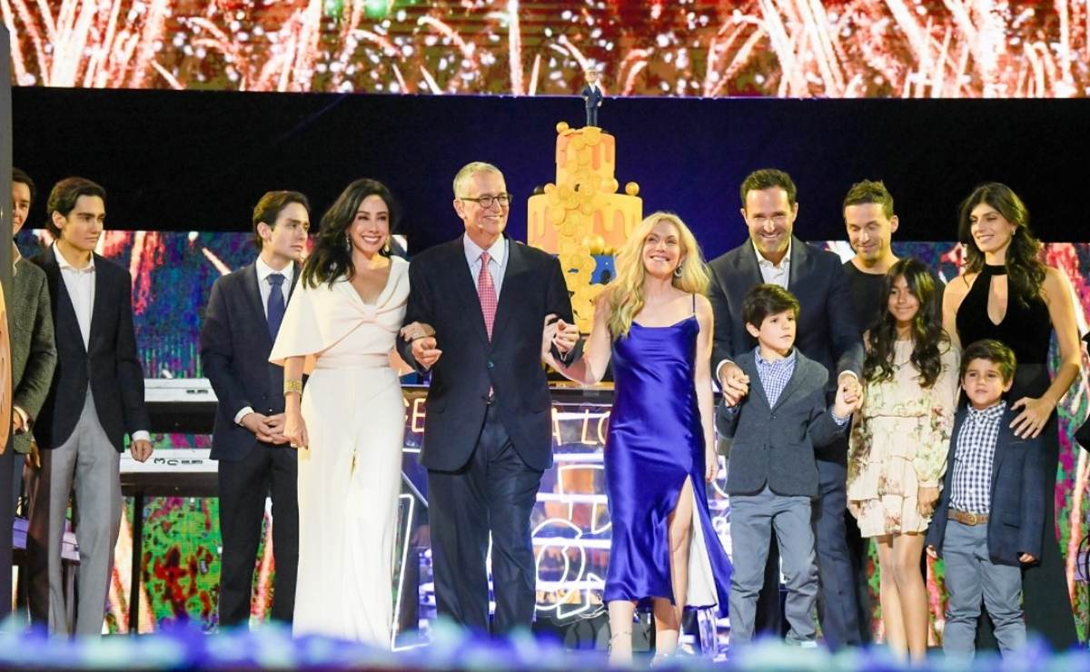 Ricardo Salinas Pliego junto a su familia / Foto: Instagram @gruposalinas
