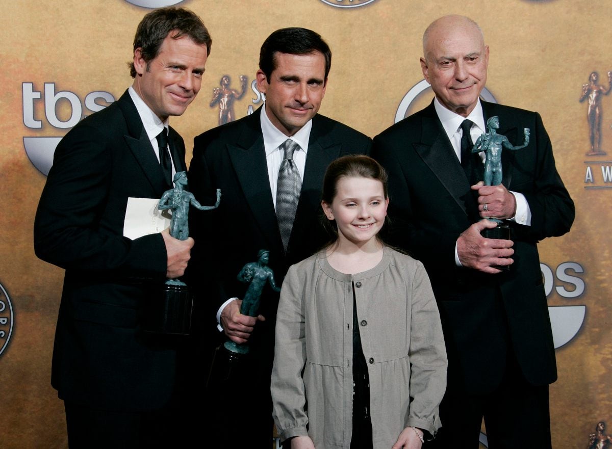 Greg Kinnear, Steve Carell, Abigail Breslin y Alan Arkin sostienen sus premios por "Little Miss Sunshine / AP