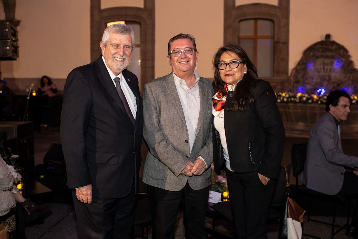 Embajador de Cuba en México, Marcos Rodríguez; embajador de Bolivia en México, José Crespo y Mabel Severich. (Foto: Esteban Torreblanca)