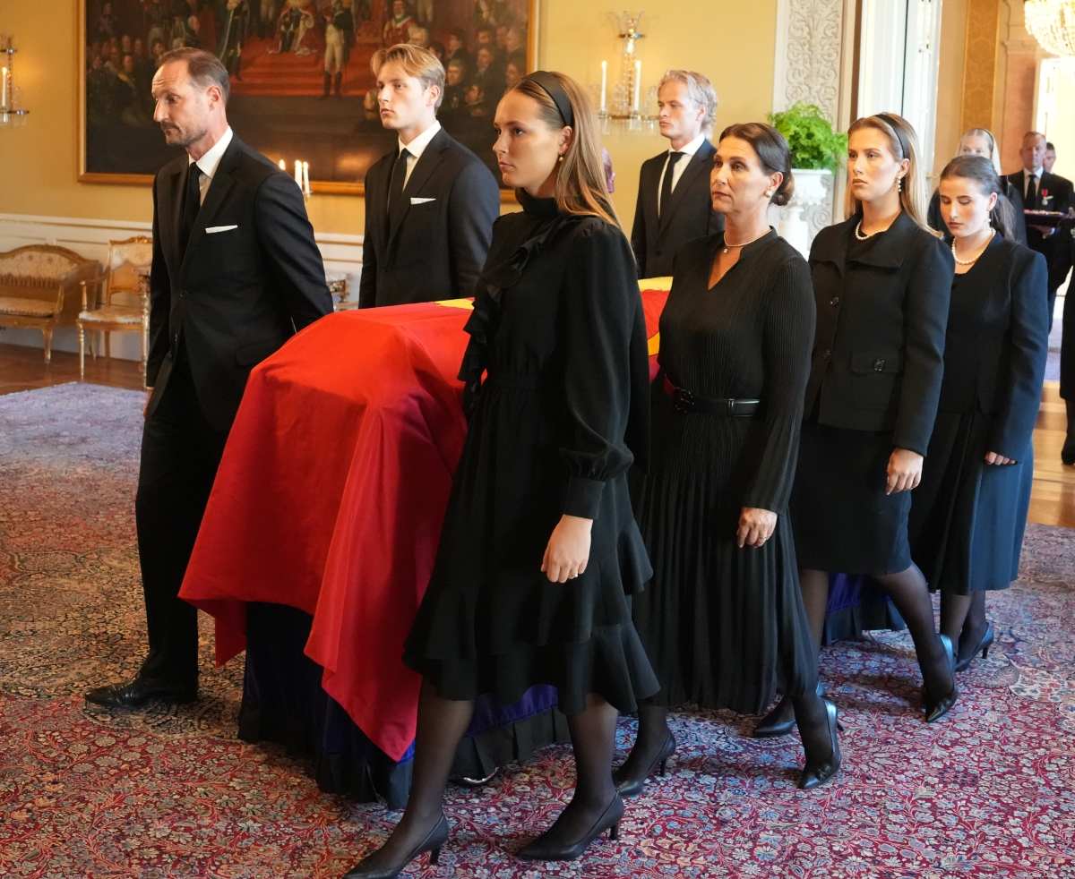 La escolta de honor en el féretro del rey Harald V de Noruega (Foto: EFE)