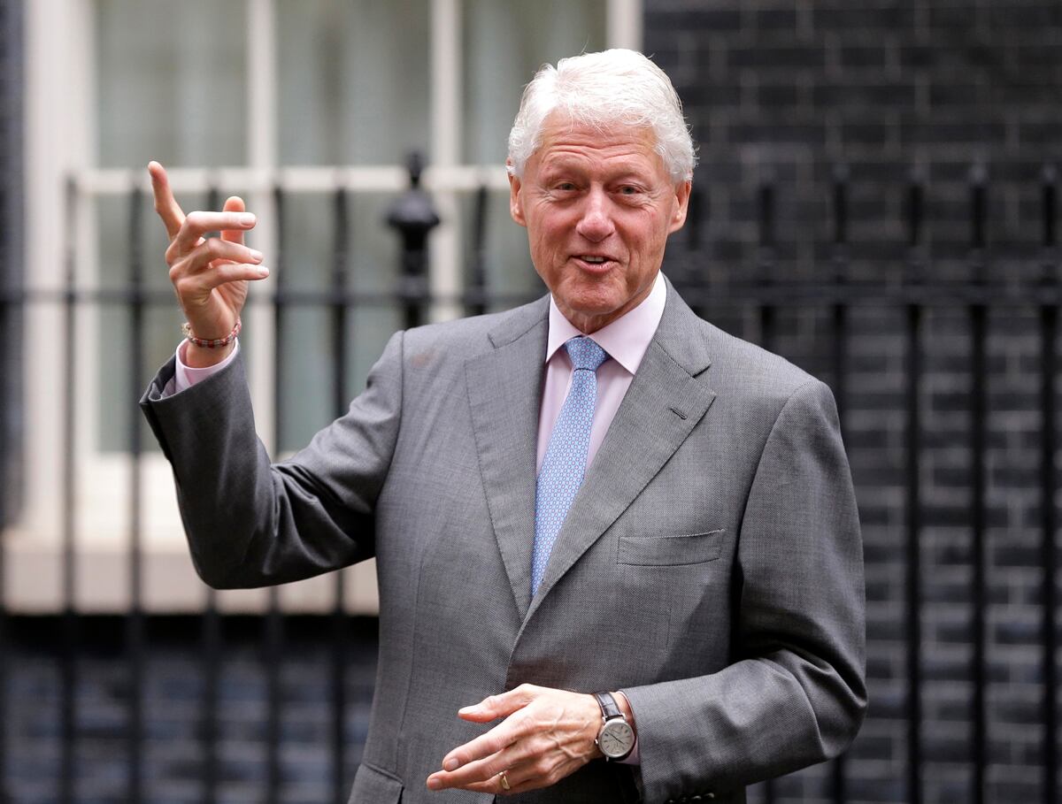Diario descubre supuesta pintura de Bill Clinton con vestido y tacones en casa de Jeffrey Epstein 