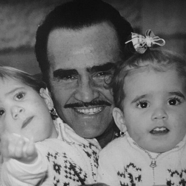 Camila Fernández, junto a su hermana y su abuelo / Foto: Instagram