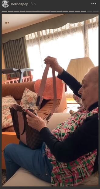 Belinda consiente a su abuelita con un lujoso bolso y presumen su lado más fashionista