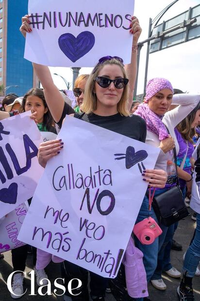 Paola Rojas y Martha Deschamps en la marcha del Día Internacional de las mujeres 