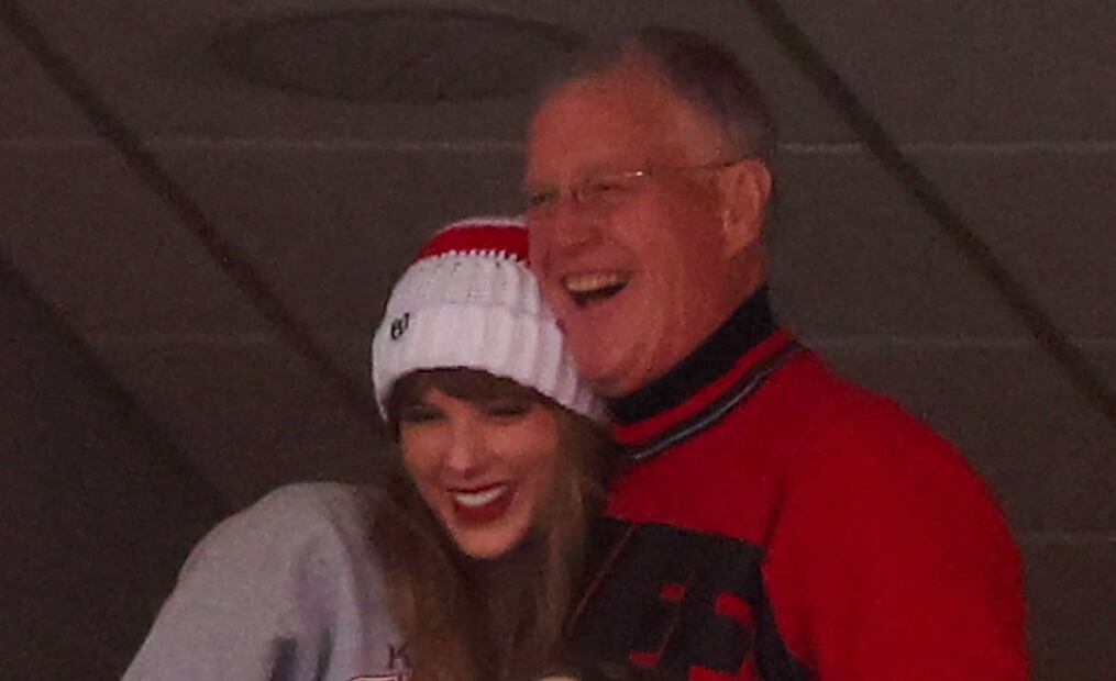 Taylor Swift y su papá en un partido de los Kansas City Chiefs / AFP