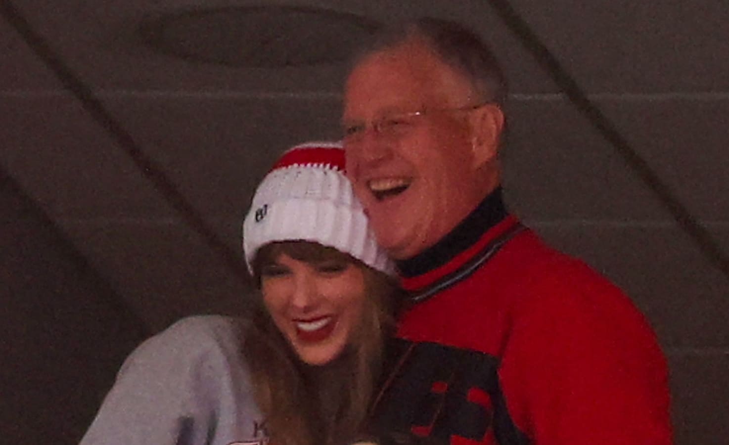 Taylor Swift y su papá en un partido de los Kansas City Chiefs / AFP