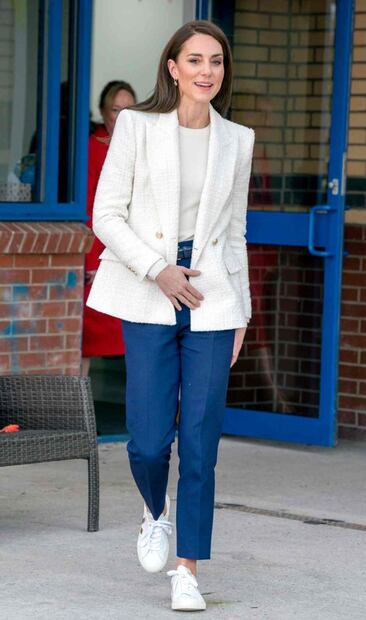 Kate Middleton da muestra de la fortaleza de sus piernas con unos cigarette trousers