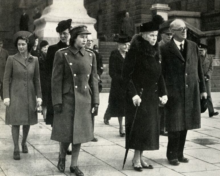 La reina Isabel II en imágenes de la Segunda Guerra Mundial