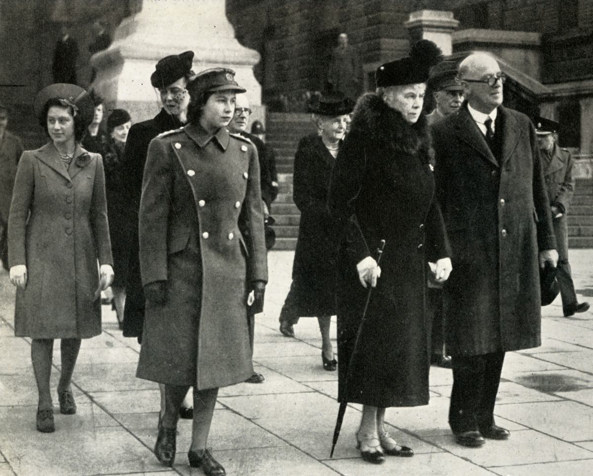 La reina Isabel II en imágenes de la Segunda Guerra Mundial