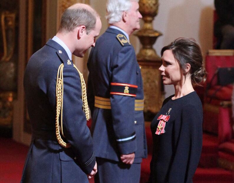 Victoria Beckham recibió distinción del Imperio Británico por el príncipe William 
