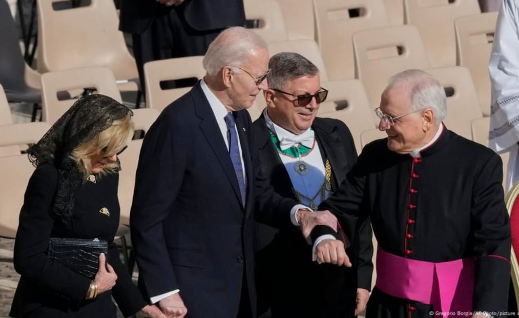 Joe y Jill Biden en el funeral del papa Francisco / Foto: AP