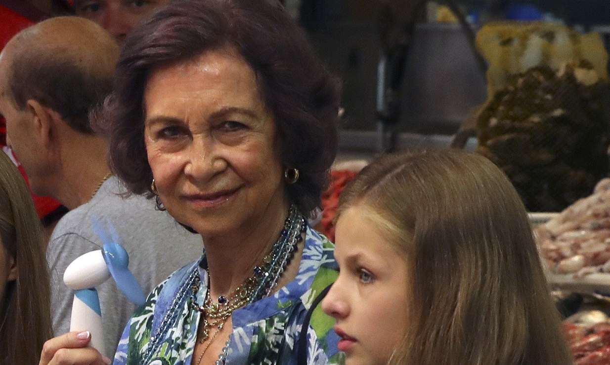 La nostálgica foto de la reina Sofía de España, muy joven, jugando 'maquinitas'