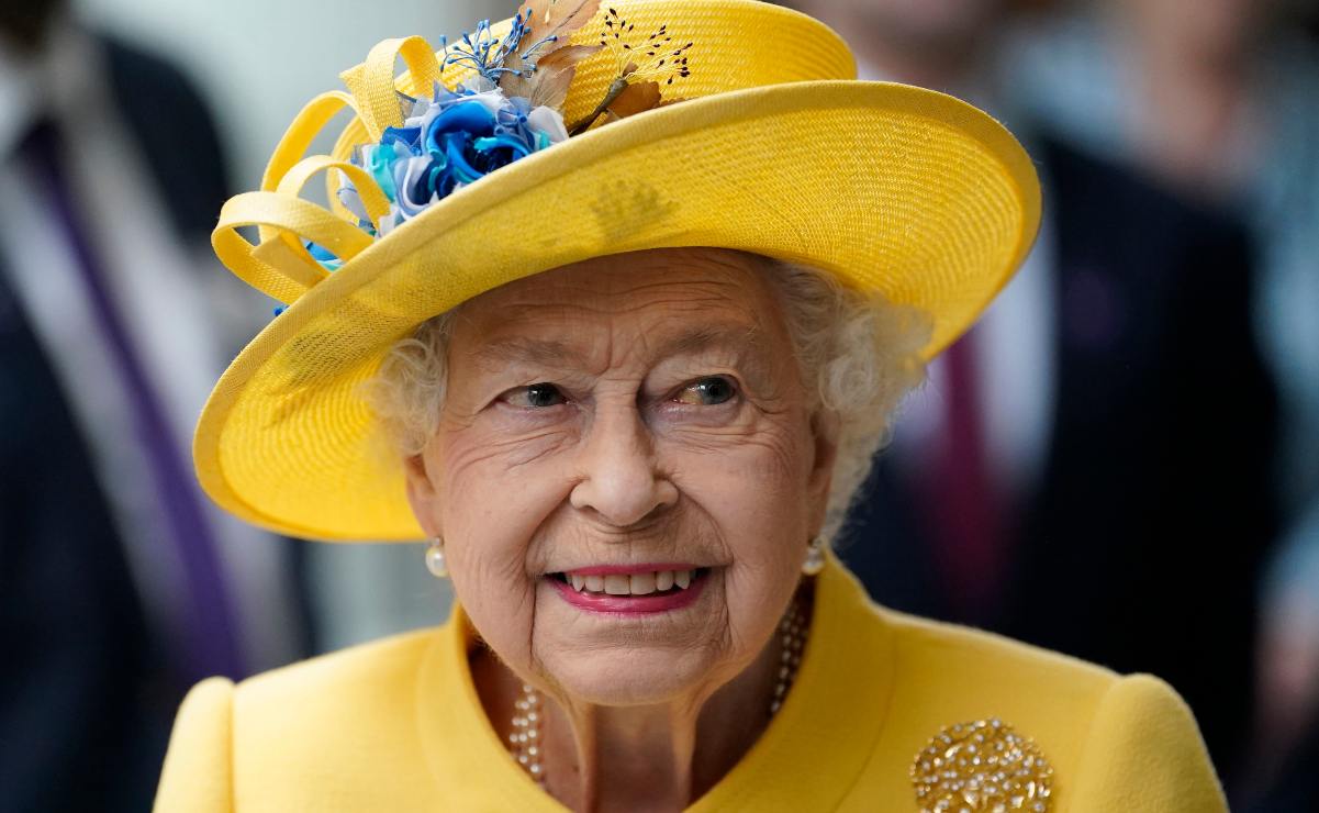 La reina Isabel II visita de sorpresa el metro de Londres