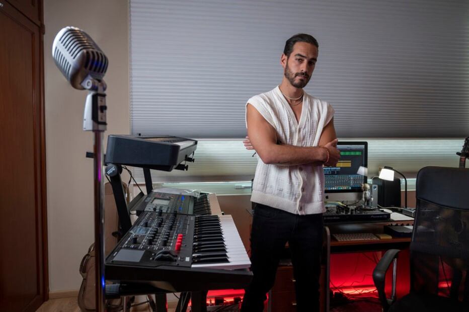 Michel Duval toca el saxofón, la guitarra, las teclas, el bajo y la batería / Luis de Sandoval